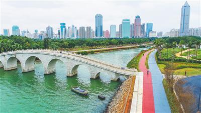海口灣暢通工程“三道”(漫步道、跑步道、騎行道)近日正式對外開放。 本報記者 張茂 攝